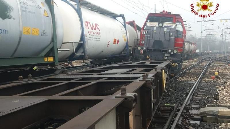 Scontro fra treni, coinvolta una cisterna e una motrice